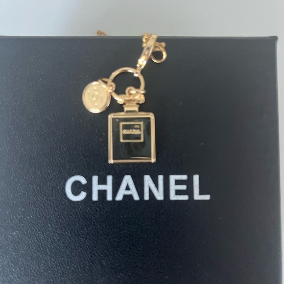 Chanel authentic charm, comes with box and unbranded chain, gold, plus ribbon - Picture 2 of 5